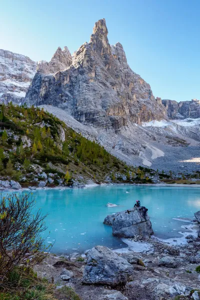 冷凍Sorapiss湖と壮大なドロマイトアルプス山脈 ベッルーノ州 イタリア — ストック写真