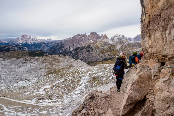 山の中のフェラタルートを登る人々 冒険の山の活動 National Park Tre Cime Lavaredo Dolomiti Alps 南チロル ストック画像