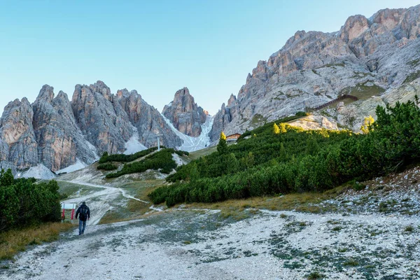 山の中のフェラータルートイヴァーノ ディボナの男 冒険の山の活動 ベルーノ州 ドロミティ アルプス イタリア ロイヤリティフリーのストック写真