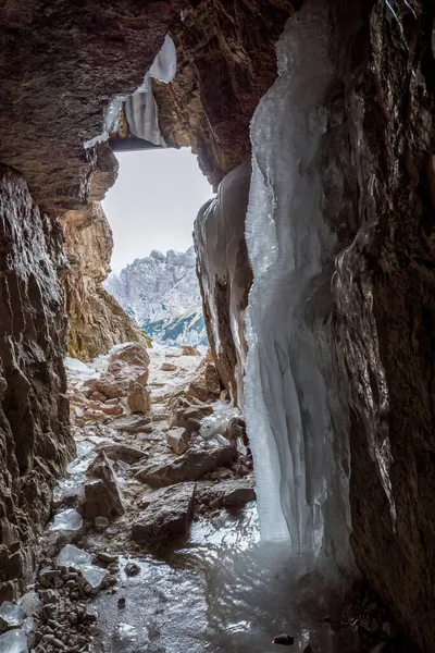 동굴에서 이탈리아 미티스에 라바레 — 스톡 사진