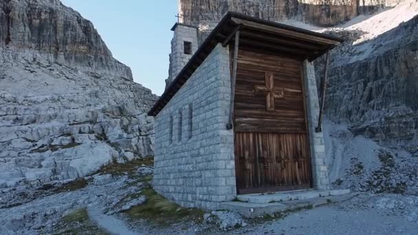 Liten Kyrka Dolomiterna Italien — Stockvideo