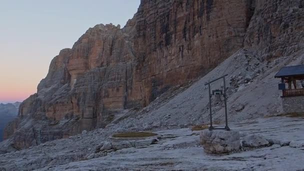 Ορεινό Τοπίο Και Αλπικό Σαλέ Angelo Alimonta Στις Δολομιτικές Άλπεις — Αρχείο Βίντεο