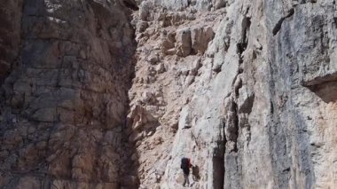 İtalya 'daki Dolomitler Dağları' nın nefes kesici manzarasında, Via Ferrata 'da bir erkek dağcı. Seyahat macera konsepti.