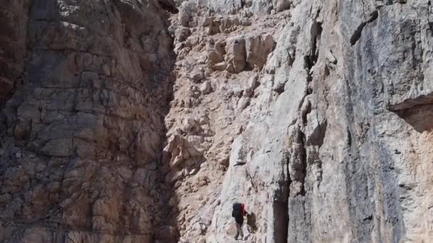 Homem Montanhista Uma Ferrata Paisagem Tirar Fôlego Dolomitas Montanhas Itália — Vídeo de Stock