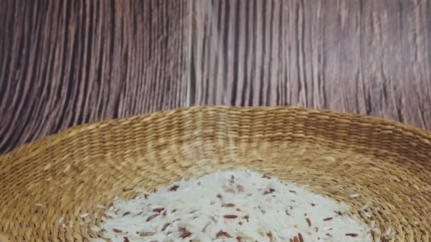 Tigela Castanha Cheia Grãos Arroz Jasmim Branco Seco Alimentação Saudável — Vídeo de Stock