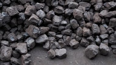 Isıtma için kahverengi kömür yığını