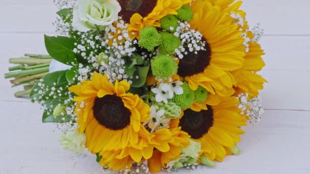 Hochzeitsstrauß Aus Sonnenblumen Natürlicher Floraler Hintergrund — Stockvideo