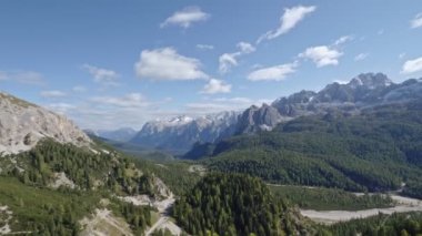 Dolomitlerin ünlü tepelerinin panoramik manzarası, Belluno Eyaleti, Dolomiti Alpleri, İtalya
