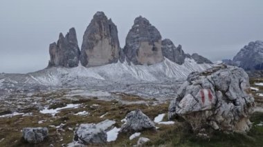 Tre Cime di Lavaredo Ulusal Parkı 'ndaki ünlü Tre Cime tepeleri, Dolomiti Alpleri, Güney Tyrol, İtalya