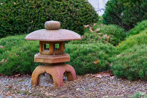 日本庭園の陶製塔 — ストック写真