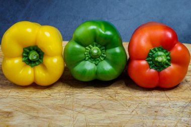 Mutfak tahtasındaki biberler üç renkli.