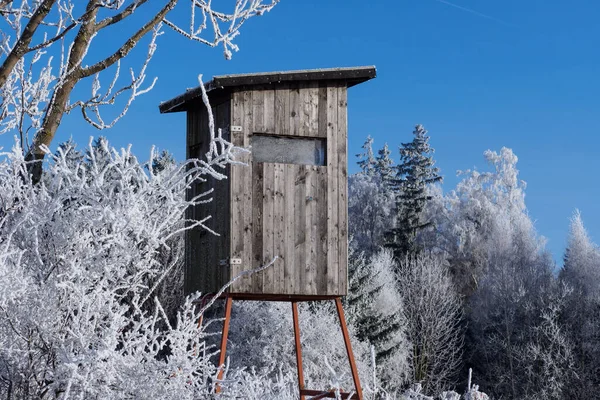 Torre Vigilancia Madera Para Caza Paisaje Invierno Con Árboles Congelados —  Fotos de Stock