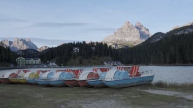 Misurina Gölü ya da pedallı Lago di Misurina Gölü. Muhteşem Dolomitler Alp Dağları, Tre Cime di Lavaredo Tepeleri, Güney Tyrol, İtalya