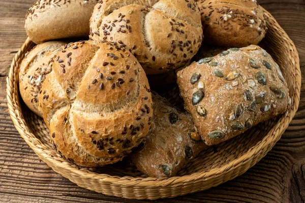 Ψάθινο Καλάθι Επιλογή Ψωμιών Και Αρτοσκευασμάτων Διανομή Αρτοσκευασμάτων — Φωτογραφία Αρχείου