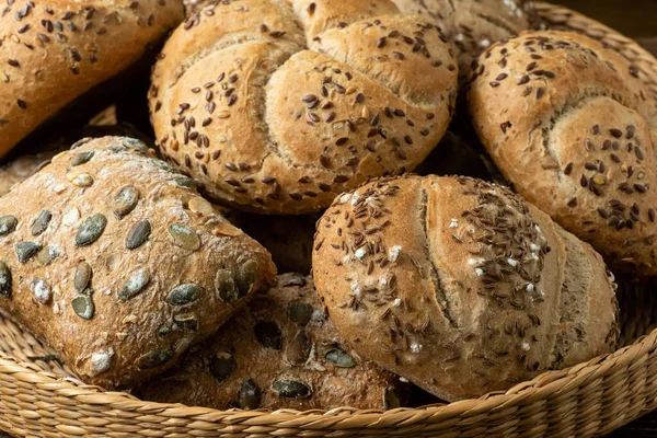 Cesta Mimbre Con Selección Panes Pasteles Surtido Productos Horneados —  Fotos de Stock