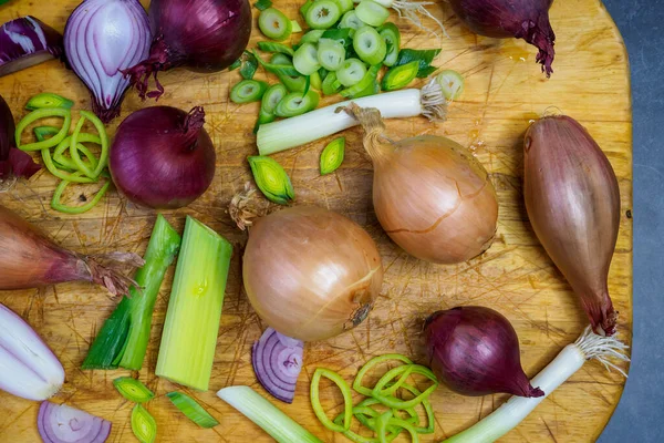 Different Types Onion Wooden Table Onions Shallots Red Spring Onions — Stock Photo, Image