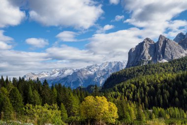 Dolomitlerin ünlü tepelerinin panoramik manzarası, Belluno Eyaleti, Dolomiti Alpleri, İtalya