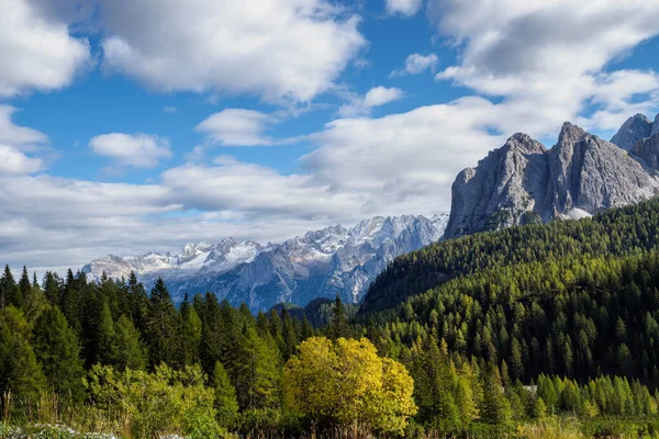 意大利多洛米提阿尔卑斯山贝鲁诺省白云岩著名山峰全景 — 图库照片