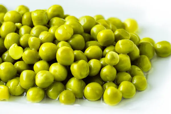 缶詰の緑のエンドウ豆と白いボウル 発酵食品 — ストック写真