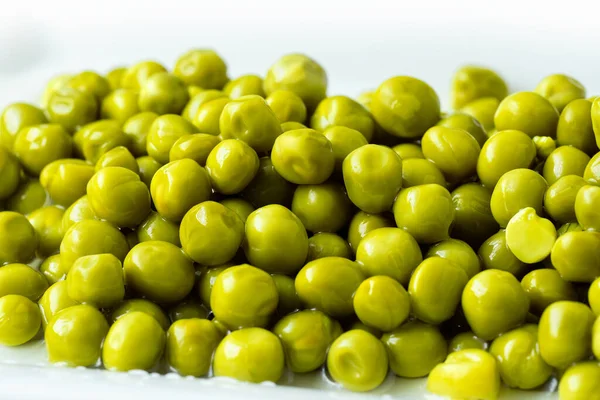 缶詰の緑のエンドウ豆と白いボウル 発酵食品 — ストック写真