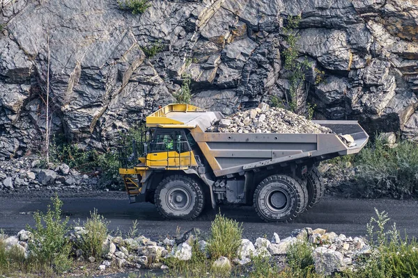 垃圾车在石灰岩开采 重型机械 采石场的采矿 — 图库照片