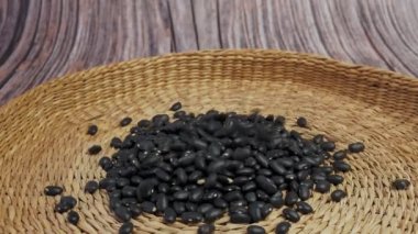 Kuru fasulye dolu kahverengi kâse. Sağlıklı beslenme ve vejetaryen konsepti.