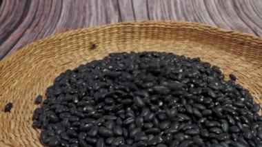 Kuru fasulye dolu kahverengi kâse. Sağlıklı beslenme ve vejetaryen konsepti.