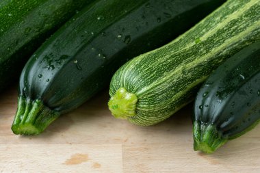 Kesme tahtasında taze kabak.