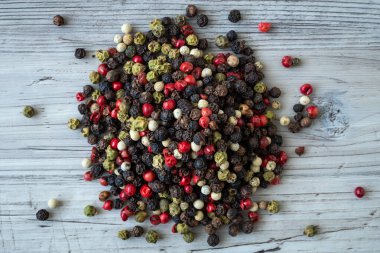 Beş biber türü yakın (Piper nigrum)