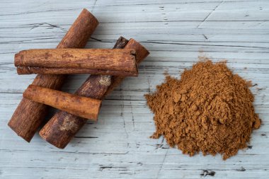 Tarçın ve tarçın çubukları (Cinnamomum zeylanicum)