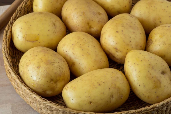 Raw Potato Wicker Bowl — Fotografia de Stock