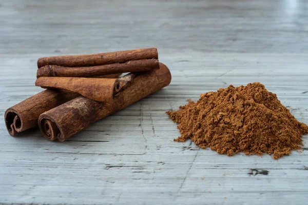 Ground Cinnamon Cinnamon Sticks Cinnamomum Zeylanicum — Stock Photo, Image