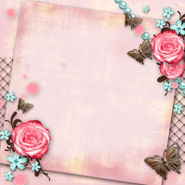 Přání s květinami, motýl na růžovém papíře vinobraní zpět — Stock fotografie