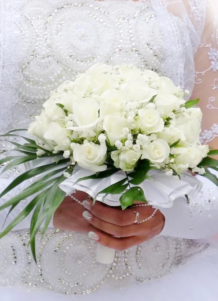 Noiva segurando lindo buquê de flores de casamento — Fotografia de Stock