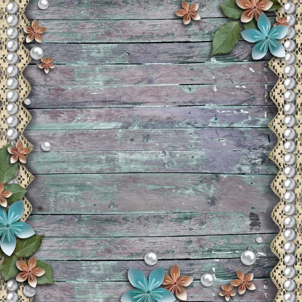 Старый деревянный фон с цветами, жемчугом и кружевами — стоковое фото