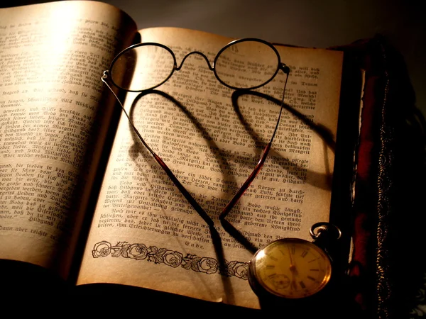 eski kitap, saat ve gözlük