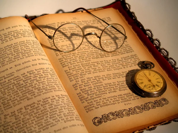 eski kitap, saat ve gözlük