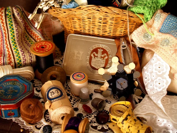 Büyük annesinin dikiş kutusu