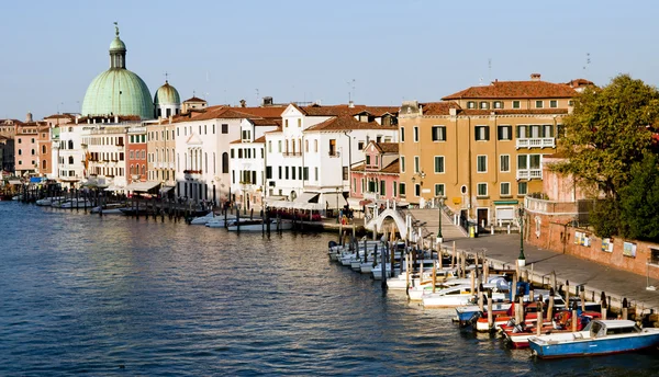 Aparcamiento en góndola y paisaje urbano de Venecia Imágenes De Stock Sin Royalties Gratis