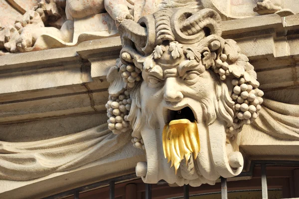 Head of an old man at building — Stock Photo, Image