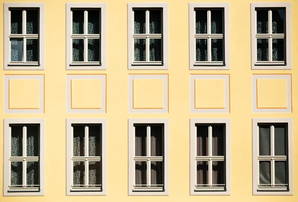 Dekorativní bílá okna — Stock fotografie
