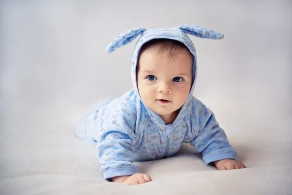 Pequeno bebê recém-nascido coelho — Fotografia de Stock