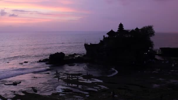 Ηλιοβασίλεμα πάνω από το ινδουιστικό ναό tanah lot, Μπαλί, Ινδονησία — Αρχείο Βίντεο