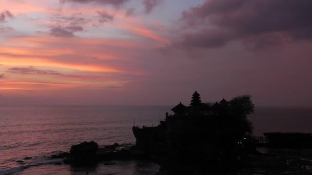 Ηλιοβασίλεμα πάνω από το ινδουιστικό ναό tanah lot, Μπαλί, Ινδονησία — Αρχείο Βίντεο