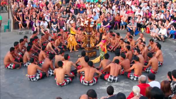 Balinesiska kecak dans kallas även ramayana monkey chant, bali — Stockvideo