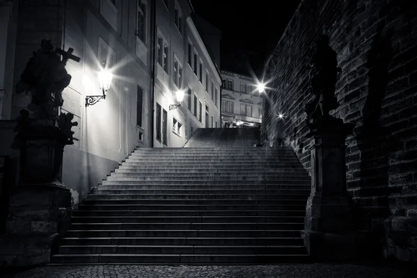 Geheimnisvolle enge Gasse mit Laternen — Stockfoto