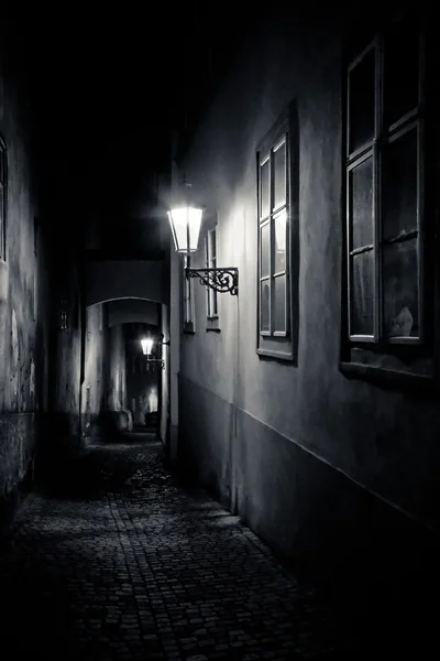 Таинственный узкий переулок с фонарями — стоковое фото
