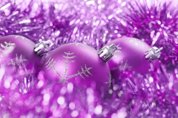 Рождественские шары с мишурой — стоковое фото