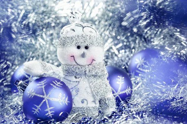 Vánoční pozadí s sněhulák a koule — Stock fotografie