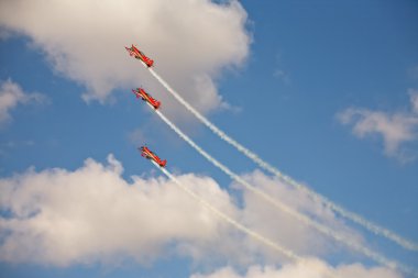 üç uçak airshow üzerinde oluşumunda